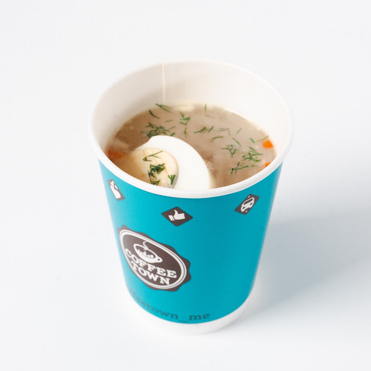 Куриный бульон с яйцом и тостом