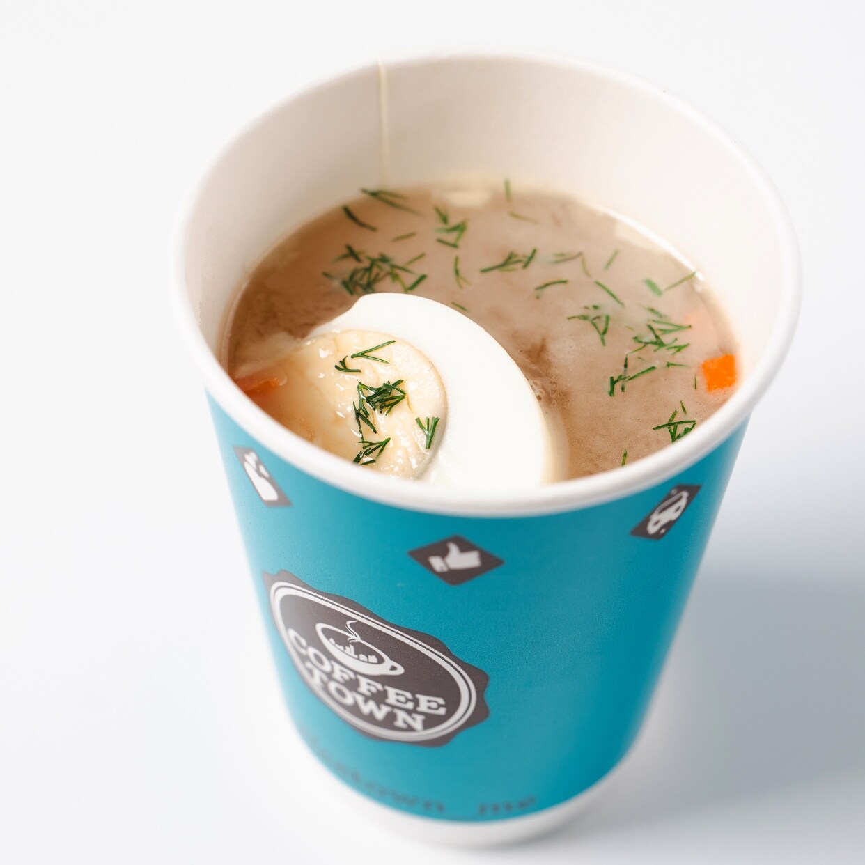 Куриный бульон с яйцом и тостом